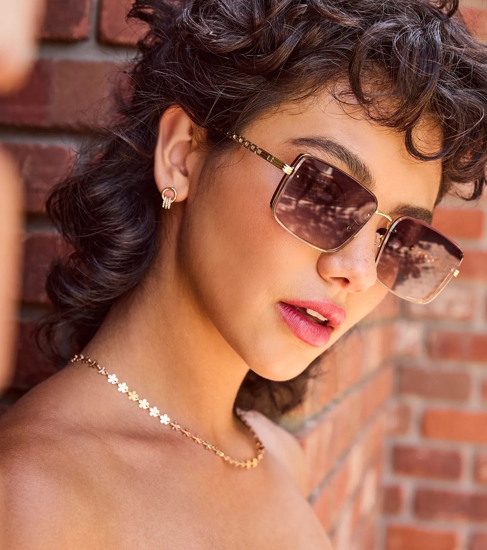 Living Sleek Square Chain Trim Sunglasses